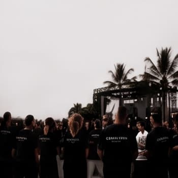 A crowd in branded tees at an outdoor Genel Nøva event